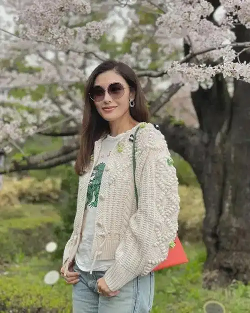 53岁李嘉欣晒美照,站在樱花下美丽动人,减龄打扮超显|