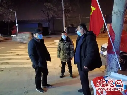 梁鹿林深夜到人防办疫情防控卡点检查疫情防控和值班工作开展情况