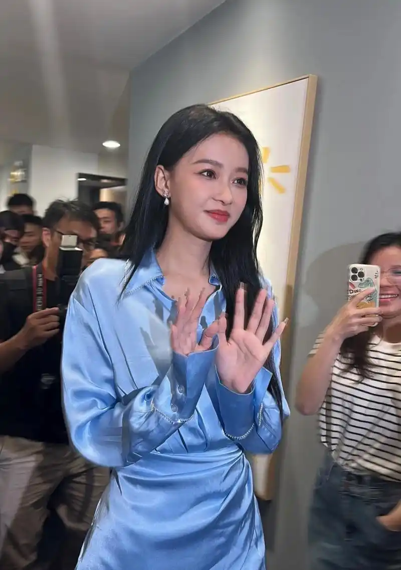 一直以为孙怡这种圆脸甜美长相的女生身材会很娇小,其实本人很高