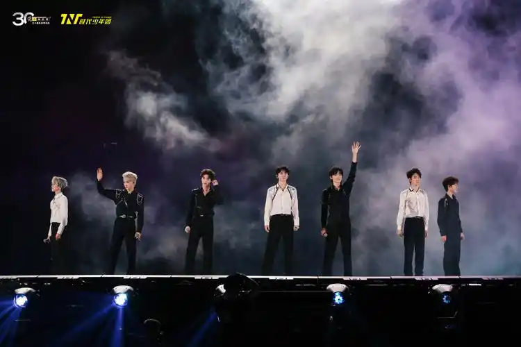 时代少年团演唱会全员大合照96……__财经头条