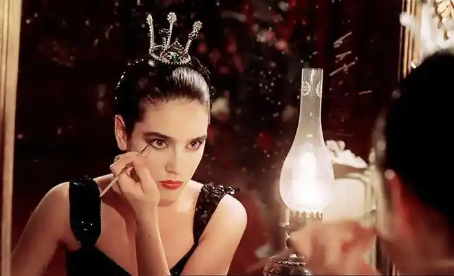 惊悚片都有一条暗法则:越漂亮的女人越危险