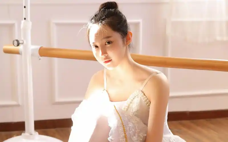 练习舞蹈的美女图片-美女壁纸-高清美女图片-第4图-娟娟壁纸