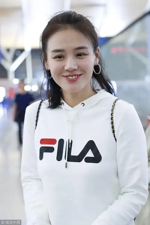 马思纯穿连帽卫衣露海绵宝宝式微笑