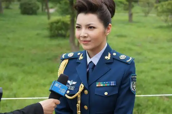 严当当慰问大别山革命老区 献唱新专辑主打歌