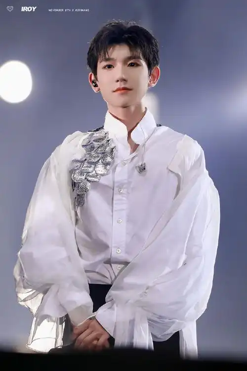 小天使扇扇翅膀准备随机降落在一个小汤圆的家里,会是谁呢#王源23岁且