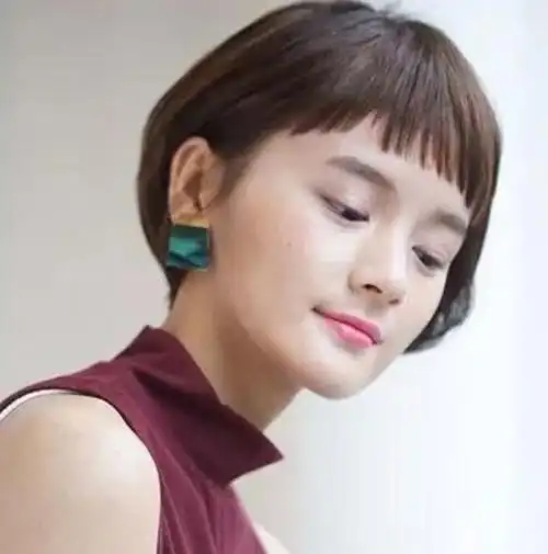 短碎发女图片大全-好看短碎发女图片