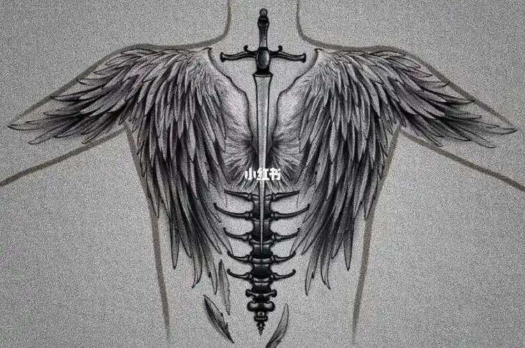 一个后背翅膀之前很火的纹身