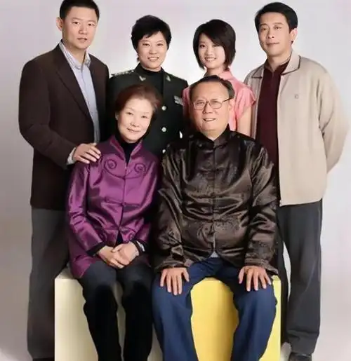 吕中:一路好好走,与小学初恋恩爱53年,84岁过上优雅人生