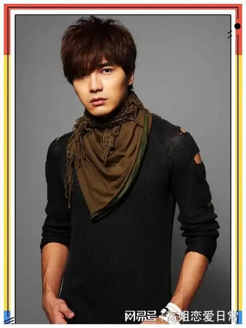 警方突袭贺军翔家,拿走证据,知情人曝:疑在夜店舌吻女生被提告