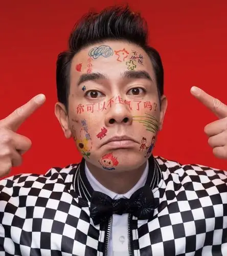 然后贴在自己的脸上进行主海报的拍摄,种种行迹都体现了陈小春对儿子