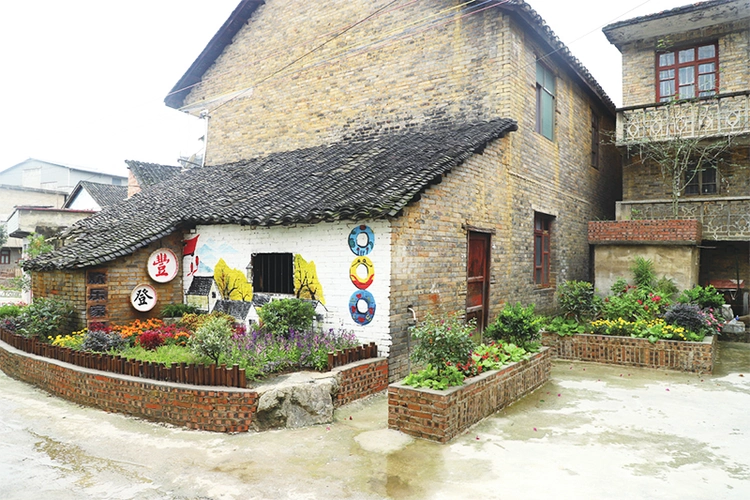 硐口村村内装扮的小花园生态宜居,是乡村振兴的内在要求,从"村容整治"