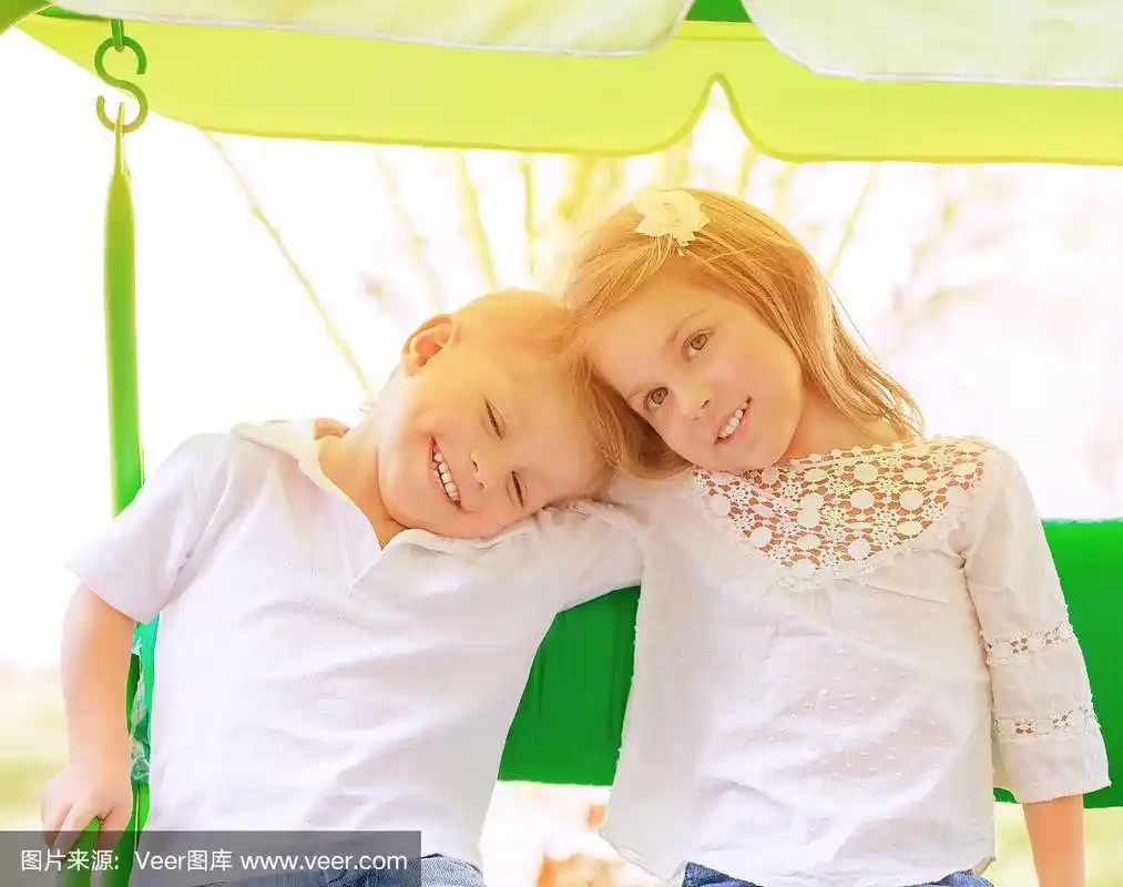 两个孩子在荡秋千