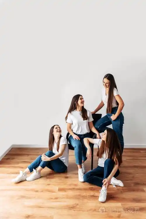 四个黑发女孩穿着白色t恤摆姿势照片-正版商用图片29ozw1-摄图新视界