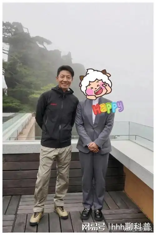撒贝宁爬黄山被偶遇,合影中比粉丝还高,网友:难道他长高了?