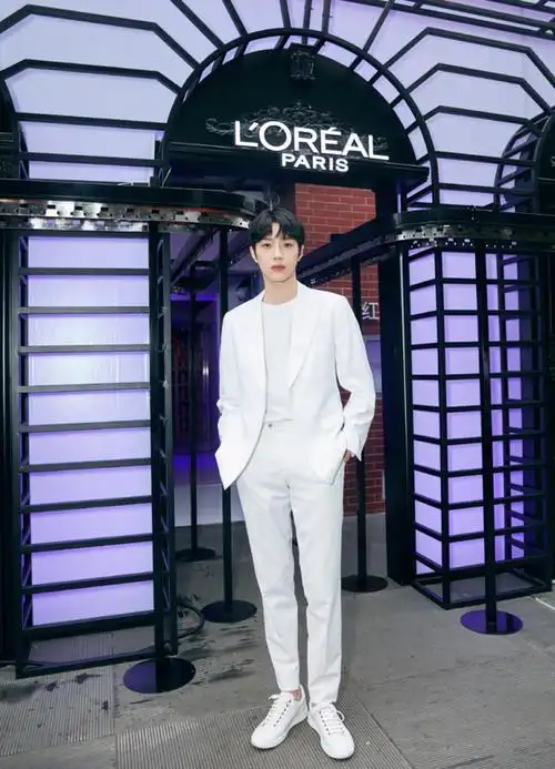 赖冠霖停更日常生活照,穿连体裤出席活动,难掩风度翩翩少年感