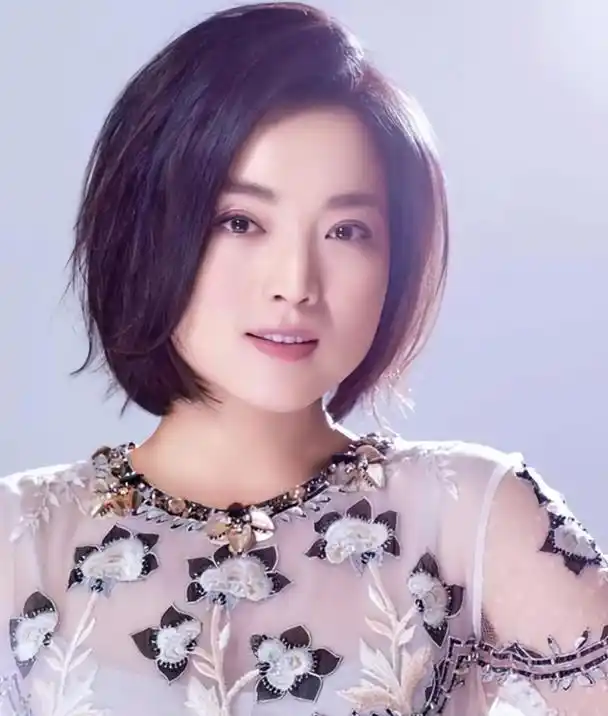 歌手白雪:38岁与富豪离婚,二婚嫁给小八岁东北小伙,如今怎样了