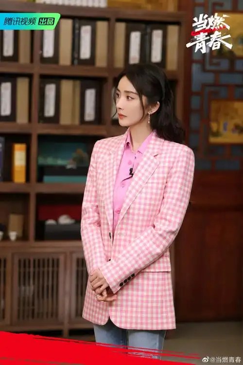 杨幂学京剧##当燃青春##杨幂当燃青春粉格西装造型剧照