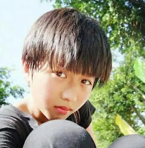 蔡徐坤小时候照片曝光,长相和现在没太大变化,眼睫毛令人羡慕