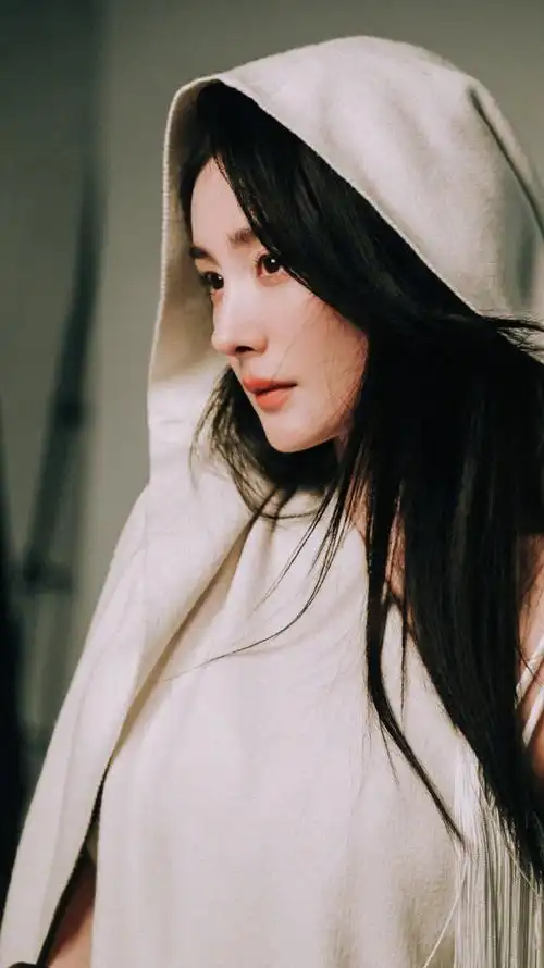 杨幂杂志侧颜花絮图