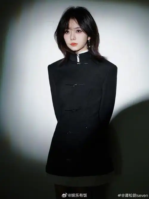 周六下午有@谭松韵seven 的新图了!尝试全包眼线搭配新中式黑裙