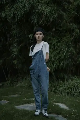 张子枫新生入学合影上热搜新造型白t配背带裤帽子带飘带