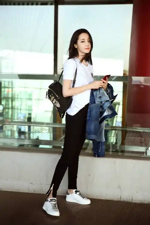 原创迪丽热巴写真开衩裙秀蝴蝶背大长腿长发飞舞星味十足