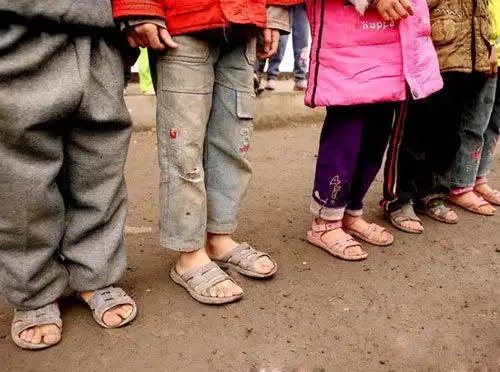 大冬天外面寒风刺骨孩子们却穿着凉鞋连双像样的保暖鞋都没有