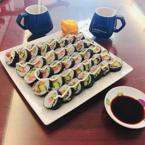 切断摆盘,在剂些沙拉酱在上面.粘点寿司酱油和芥末就可以吃了!