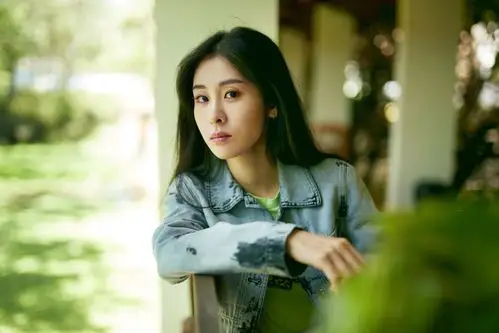 张碧晨一身牛仔穿搭,清爽有型,气质越来越好了