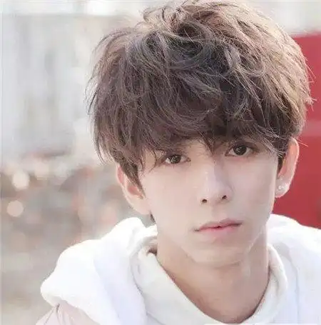 空气感纹理烫发型,即日系风格的发型款式,很多日本男士都喜欢的,特别