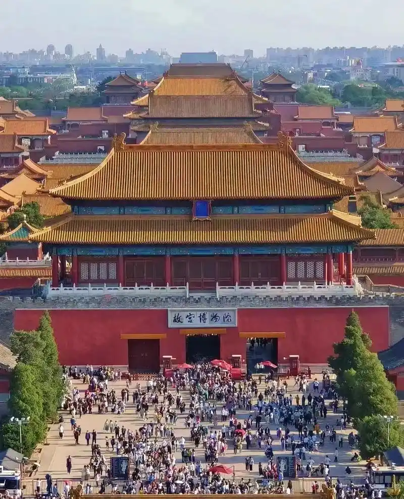 故宫博物院游照,一座座雄伟的大殿. 高耸的屋顶,巨大的石柱