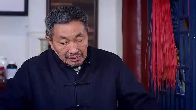 儿女:刘星弄坏戴明明眼镜,被戴明明追着打