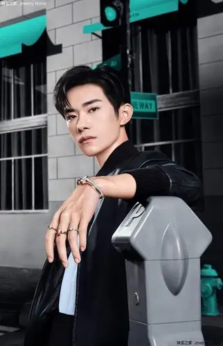 t代言人"易烊千玺演绎的全新广告大片,以非凡的艺术视角呈现tiffany