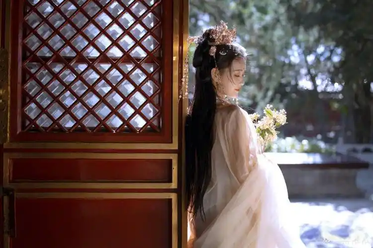 蒋依依古风写真大片,红砖古墙一佳人,巧笑倩兮,明丽又高贵
