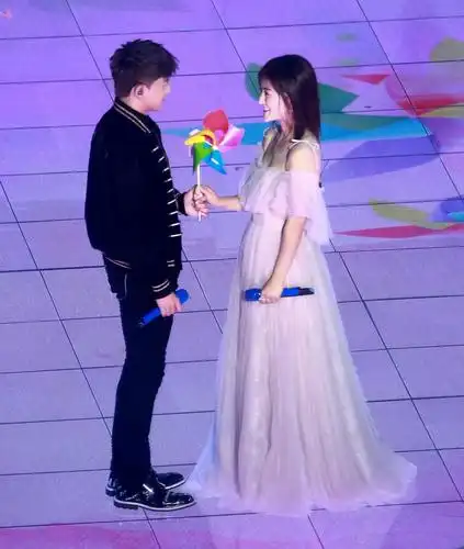 谢娜张杰同台演出超甜蜜