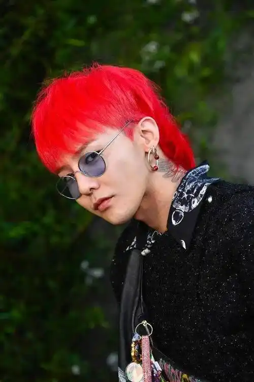 权志龙再次出席香奈儿大秀,这次造型是不是历年最弱?|盘点