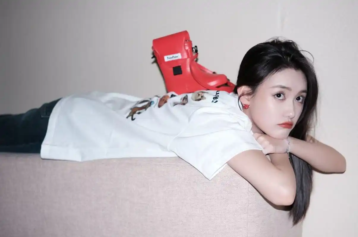 f426丨跟着明星学穿搭,蒋依依的私服t恤 这款猫咪短袖t恤有幸被我们的