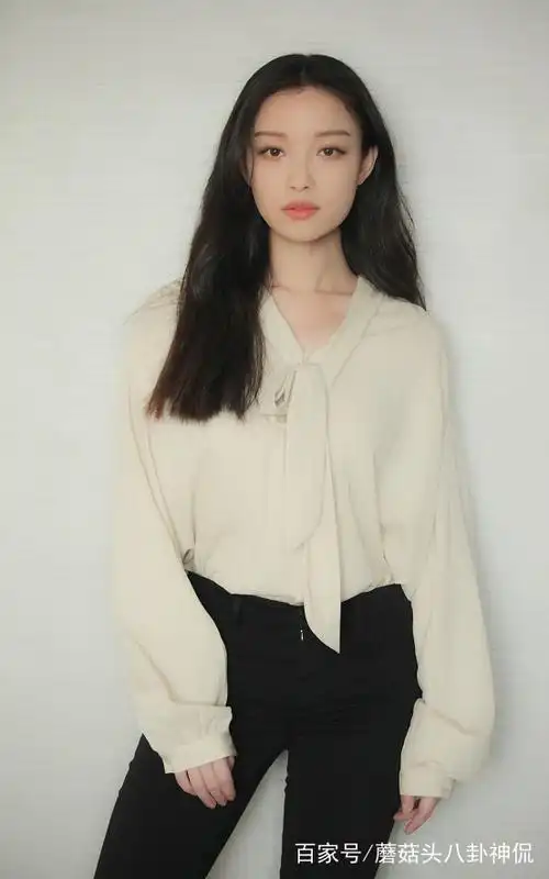 不会拍照摆姿势的小伙伴看过来,倪妮教你如何拍出美美的照片