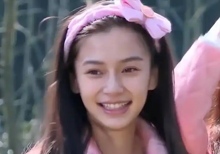 提到假皮肤,我们还能想起来的就是因为跑男而爆火的素颜美女杨颖.