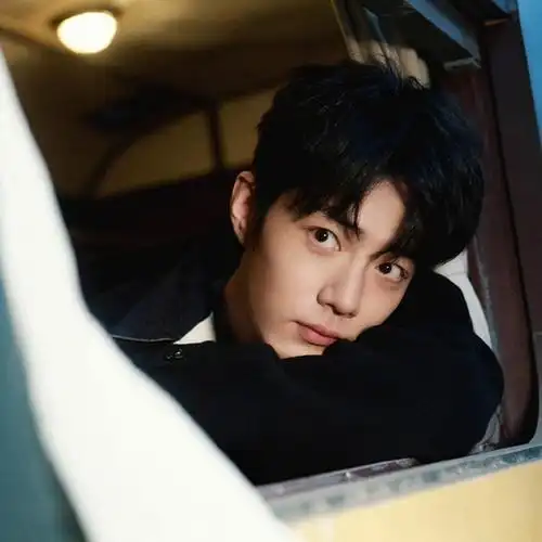 肖战车厢大片#  天空一声巨响 初恋闪亮登场  #肖战米兰时装周