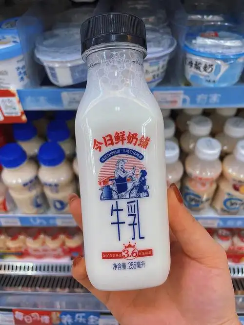 图一,新希望家的今日鲜奶铺奶质口感很细腻,没有奶腥味儿图二,瑞幸家
