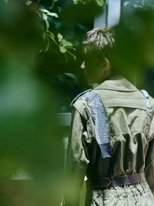 组图:王源军绿色工装酷帅潮流 锡纸烫卷发青春活力满满