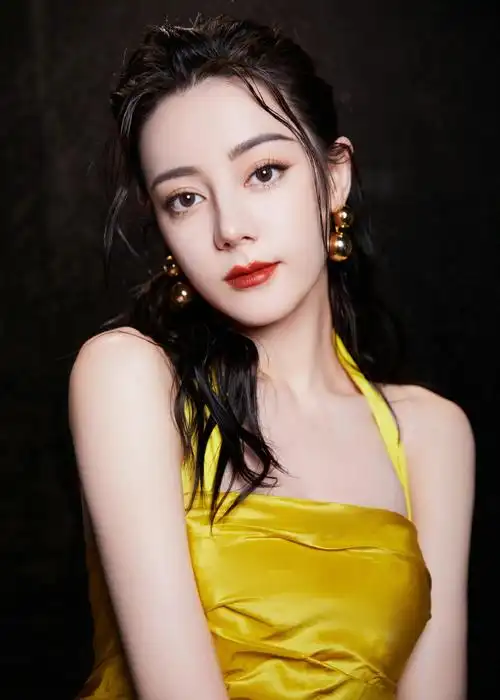 迪丽热巴湿发##迪丽热巴华伦天奴美妆亚太区香氛代言人