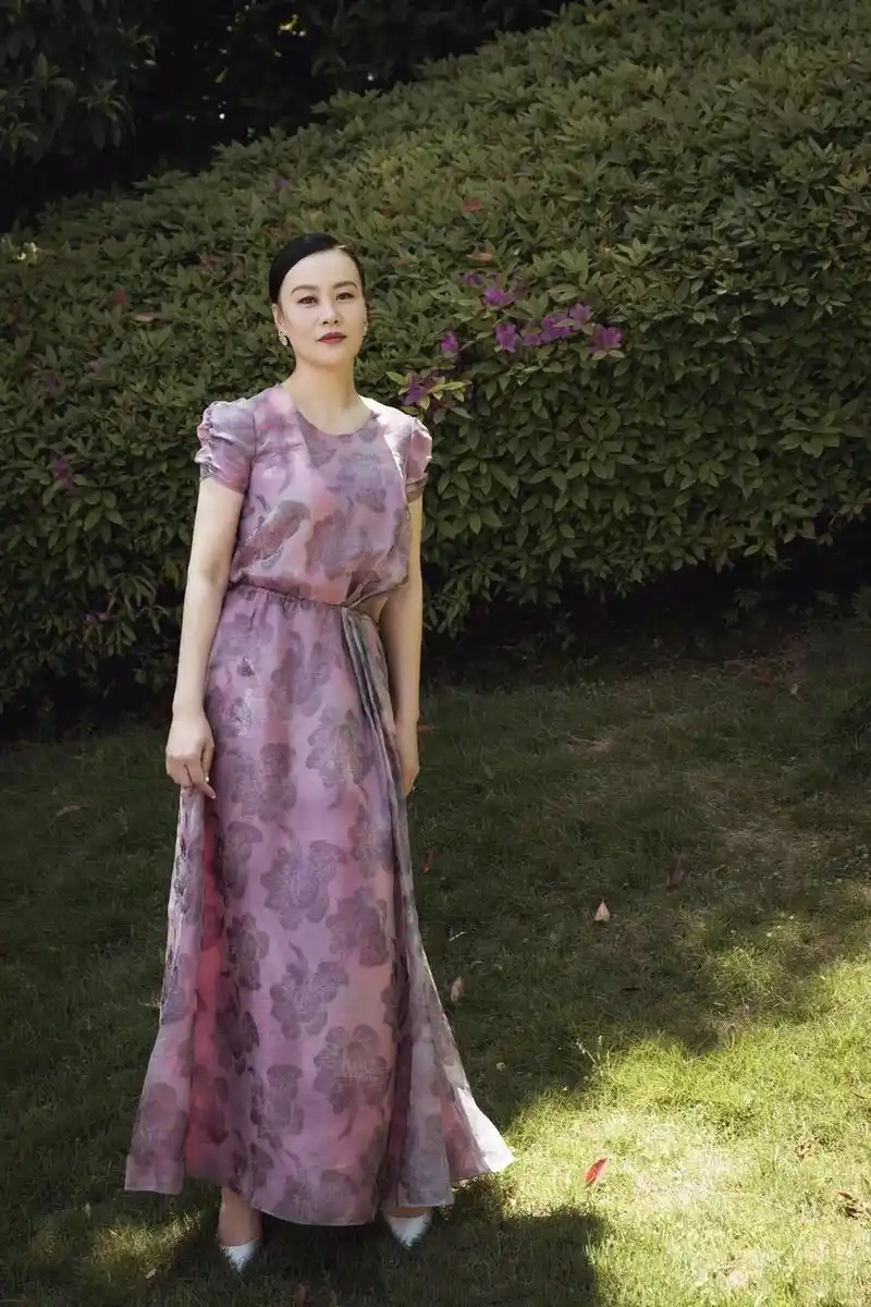 邬君梅真是气质美人一身缎面月光蓝西装配红唇53岁美得有韵味