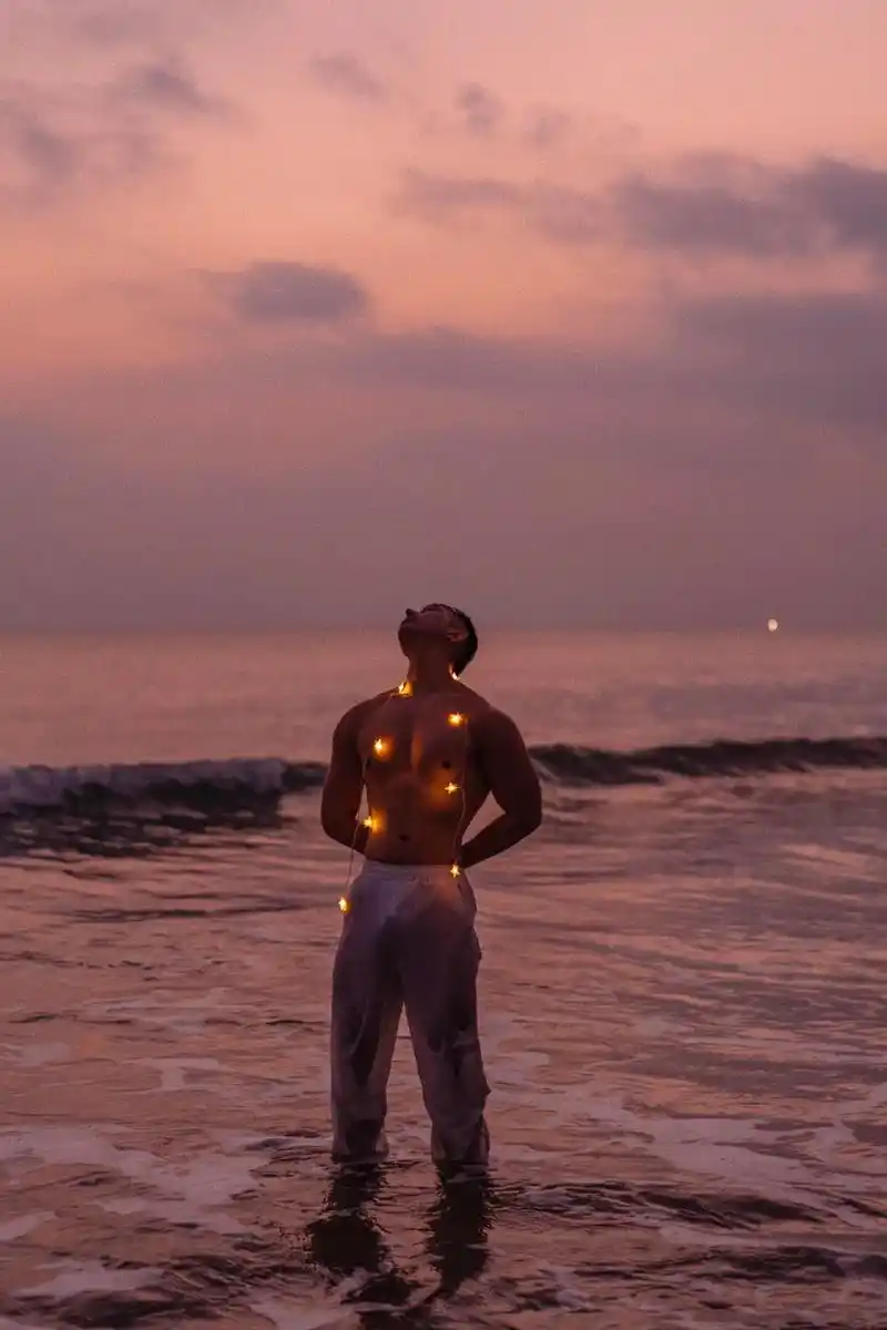 "晚风微凉,伴我入眠"#肌肉 #健身 #一起看海 #摄影 # - 抖音