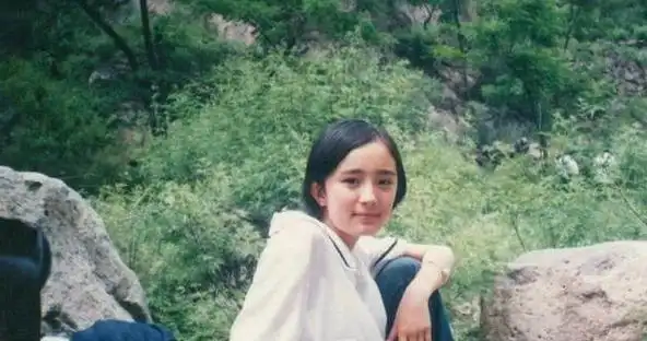 杨幂少年时期无人告白,看了女神初中的照片,网友:哪敢追?