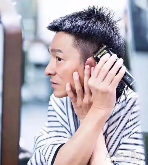 刘德华不仅能为他人理发,给自己剃起头来也是得心应手.