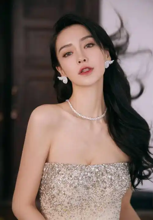 angelababy身穿晶钻华尔兹抹胸礼裙,如同童话里的公主一样_裙子_身材