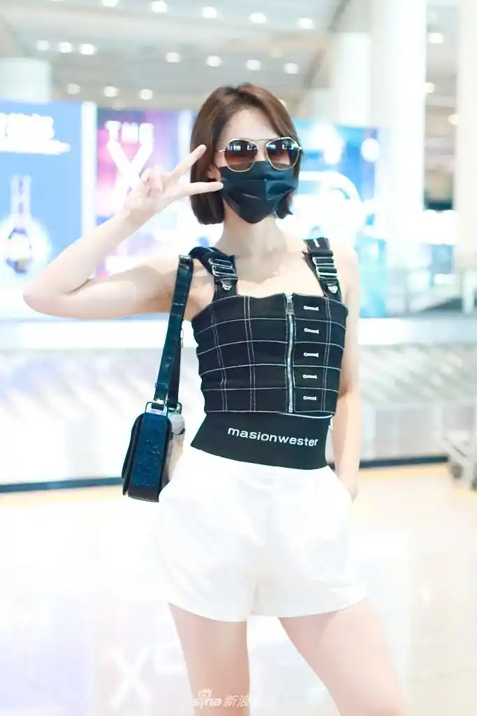 蓝盈莹黑超遮面穿热裤机场跳舞与自己广告牌合影