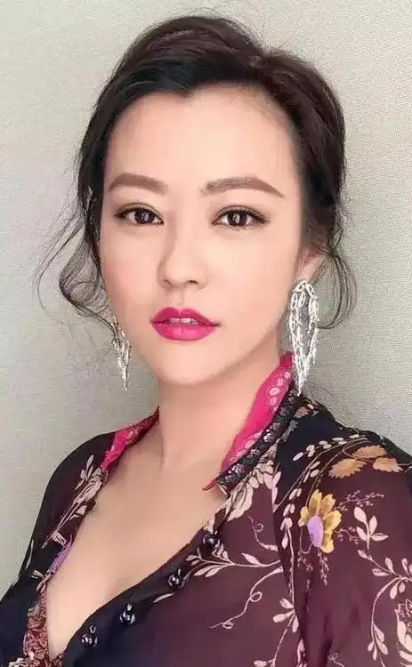 演员郝蕾,与丈夫离婚后独自抚养双胞胎儿子,曾苦恼儿子长相